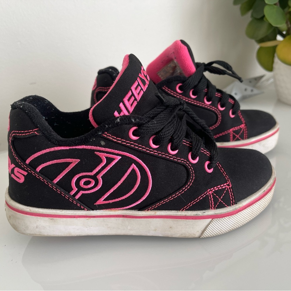 Girls’ Heelys size 3Y in EUC